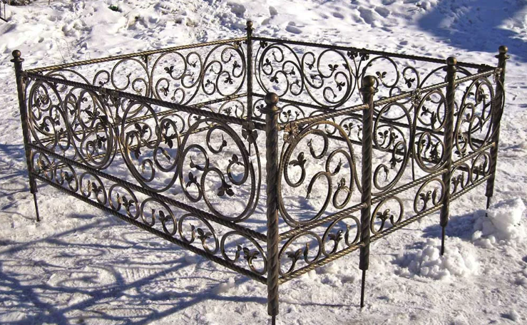 Хорошие прочные ограды на кладбище всегда нужны.