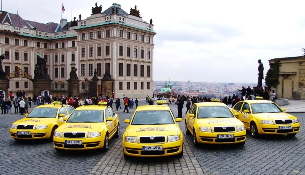 Отличие Яндекс Такси от других сервисов найти можно.
