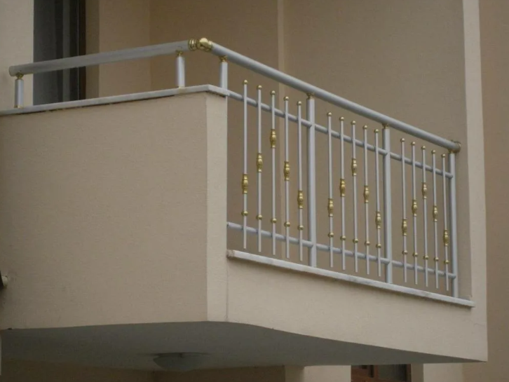 Иметь на своём балконе хорошее ограждение просто необходимо.
