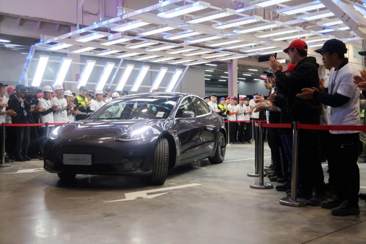 Первые произведённые в Китае автомобили Tesla Model 3 вручены покупателям
