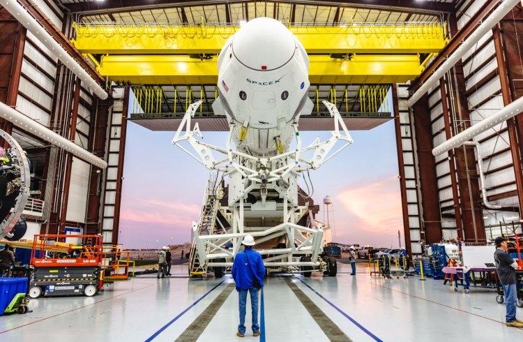 SpaceX протестирует систему спасения астронавтов корабля Crew Dragon 18 января