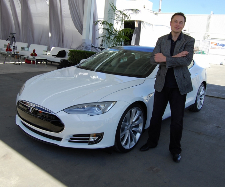 Илон Маск в канун Нового года находится на заводе Tesla в Калифорнии