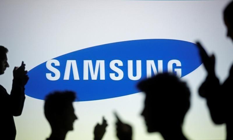 Samsung размышляет над смартфоном с необычным экранным вырезом для селфи камеры