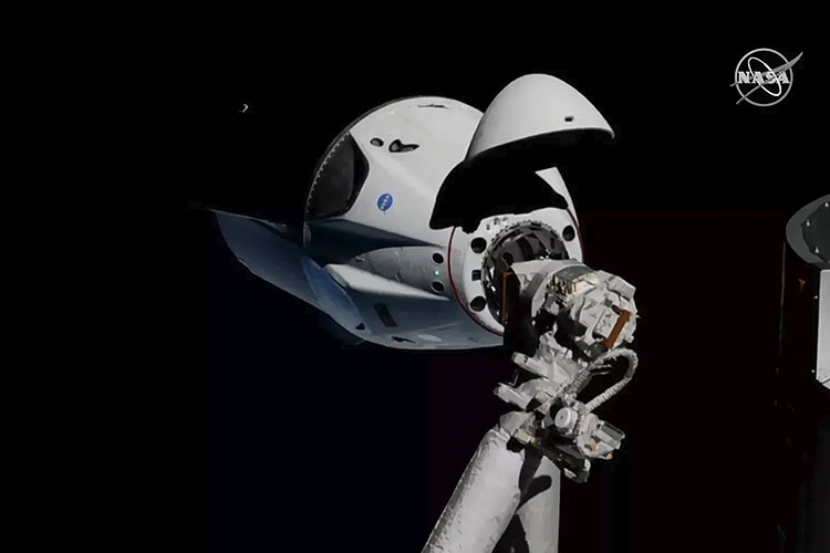 Корабль SpaceX Crew Dragon автоматически состыковался с МКС