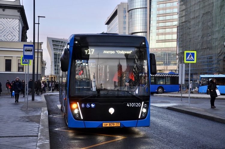 Пассажиров в Москве теперь перевозят 300 электробусов