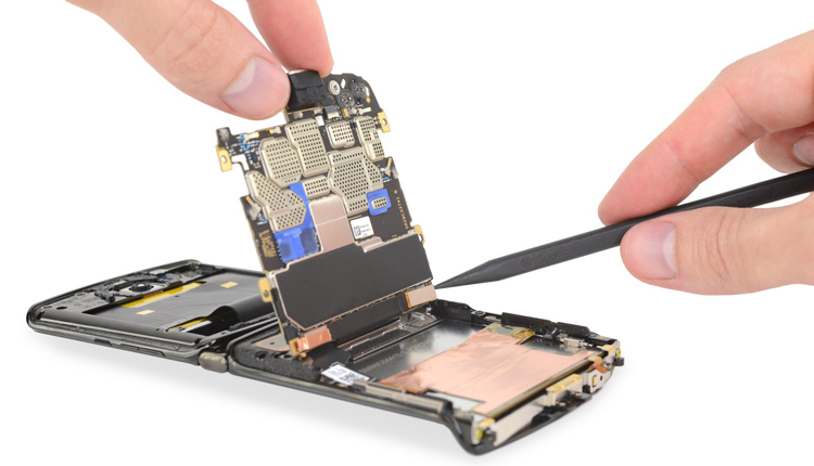iFixit: гибкий смартфон Motorola razr почти невозможно починить