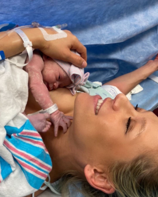 Анна Курникова и Энрике Иглесиас показали новорожденного ребенка