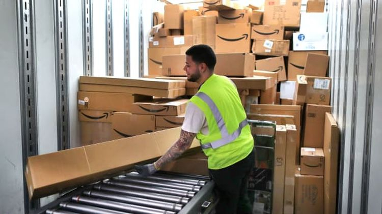 Amazon сосредотачивается на поставках товаров первой необходимости, поднимает сверхурочные