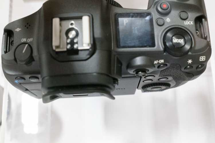 Canon на шоу WPPI показала за стеклом беззеркальную камеру EOS R5 с поддержкой 8K