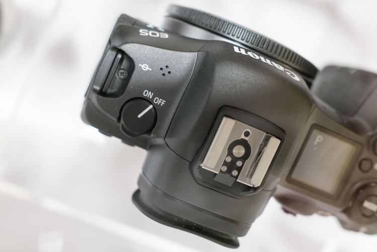 Canon на шоу WPPI показала за стеклом беззеркальную камеру EOS R5 с поддержкой 8K