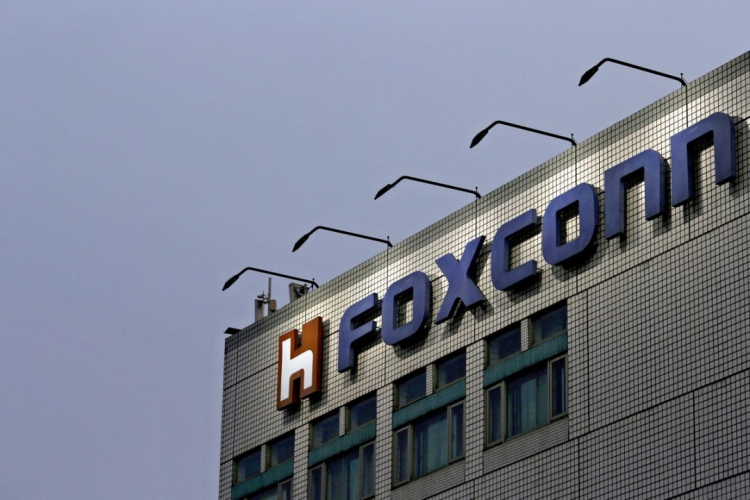 Foxconn переоснащает заводы и утверждает, что работников достаточно, чтобы обеспечить «сезонный спрос»