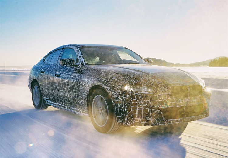 BMW i4: мощный электрический седан с запасом хода 600 км