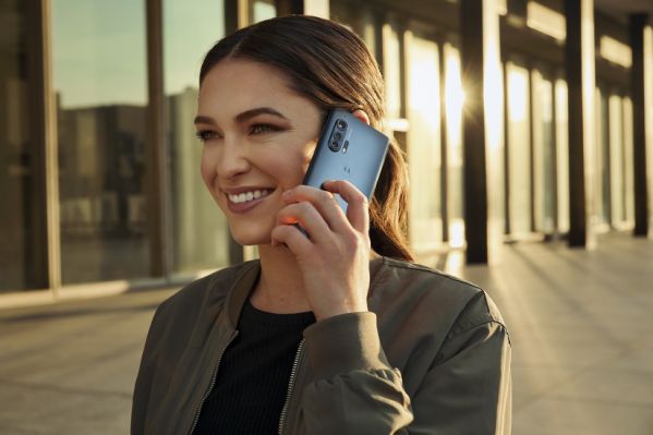 Motorola представила флагманский смартфон с экраном водопадом