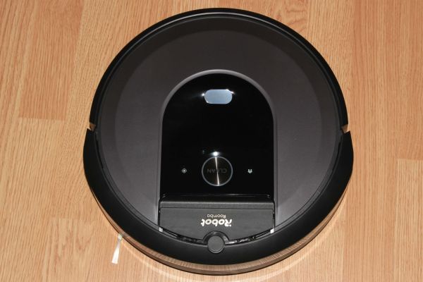 Roomba i7+ — умный пылесос с функцией самоочистки