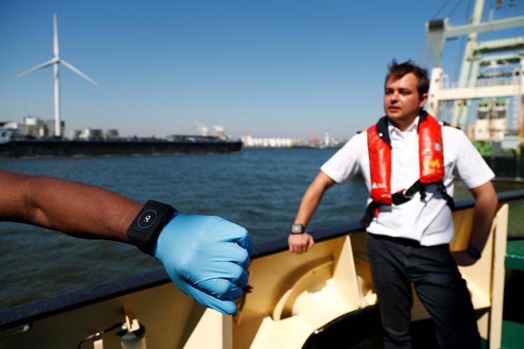Порт Антверпена протестирует браслеты для социального дистанцирования