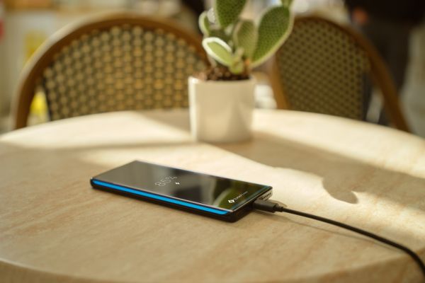 Motorola представила флагманский смартфон с экраном водопадом