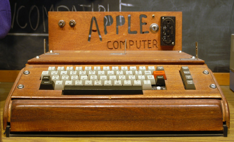 Сегодня исполнилось 44 года со дня основания Apple Inc.