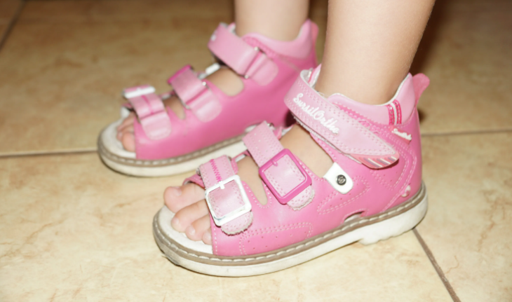 Ортопедическая обувь для детей бывает разнообразной.